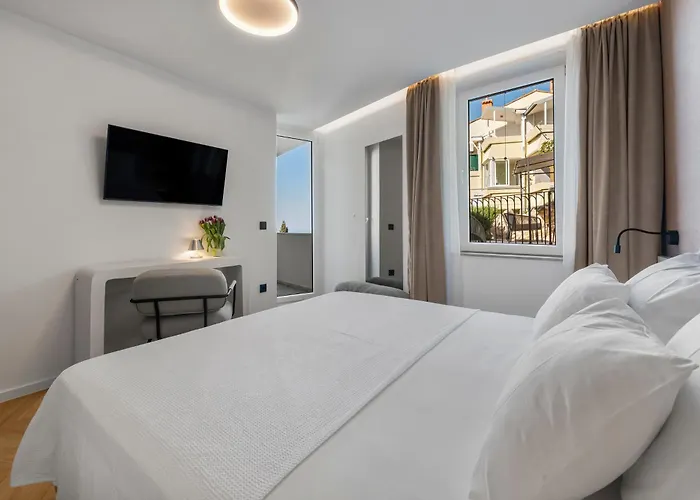 Golden Niche Apartment