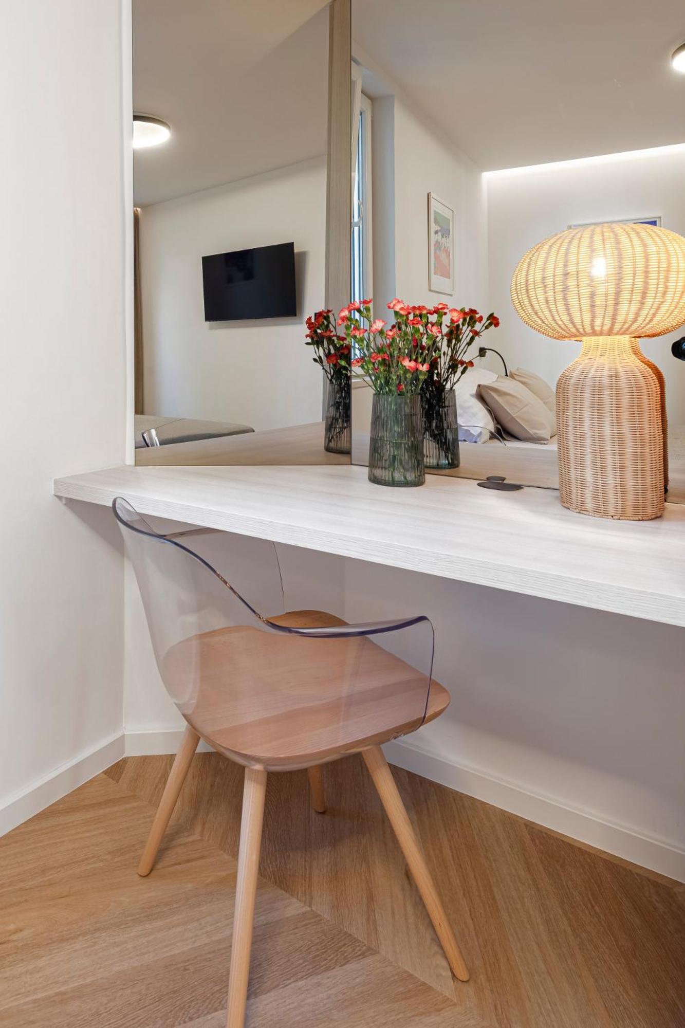 Golden Niche Apartment
